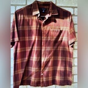 Van Huesen short sleeve button-down shirt. Size L.